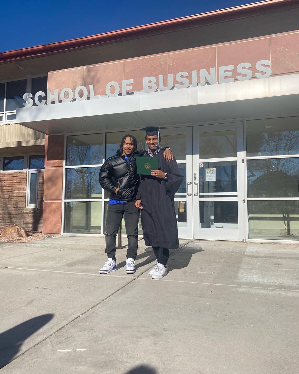 __4bloccWes's tweet photo. I’m so proud of you lil bro and I know pops looking down smiling right now🙏🏾💙🤞🏾🎊 https://t.co/kOd5F5fWqR