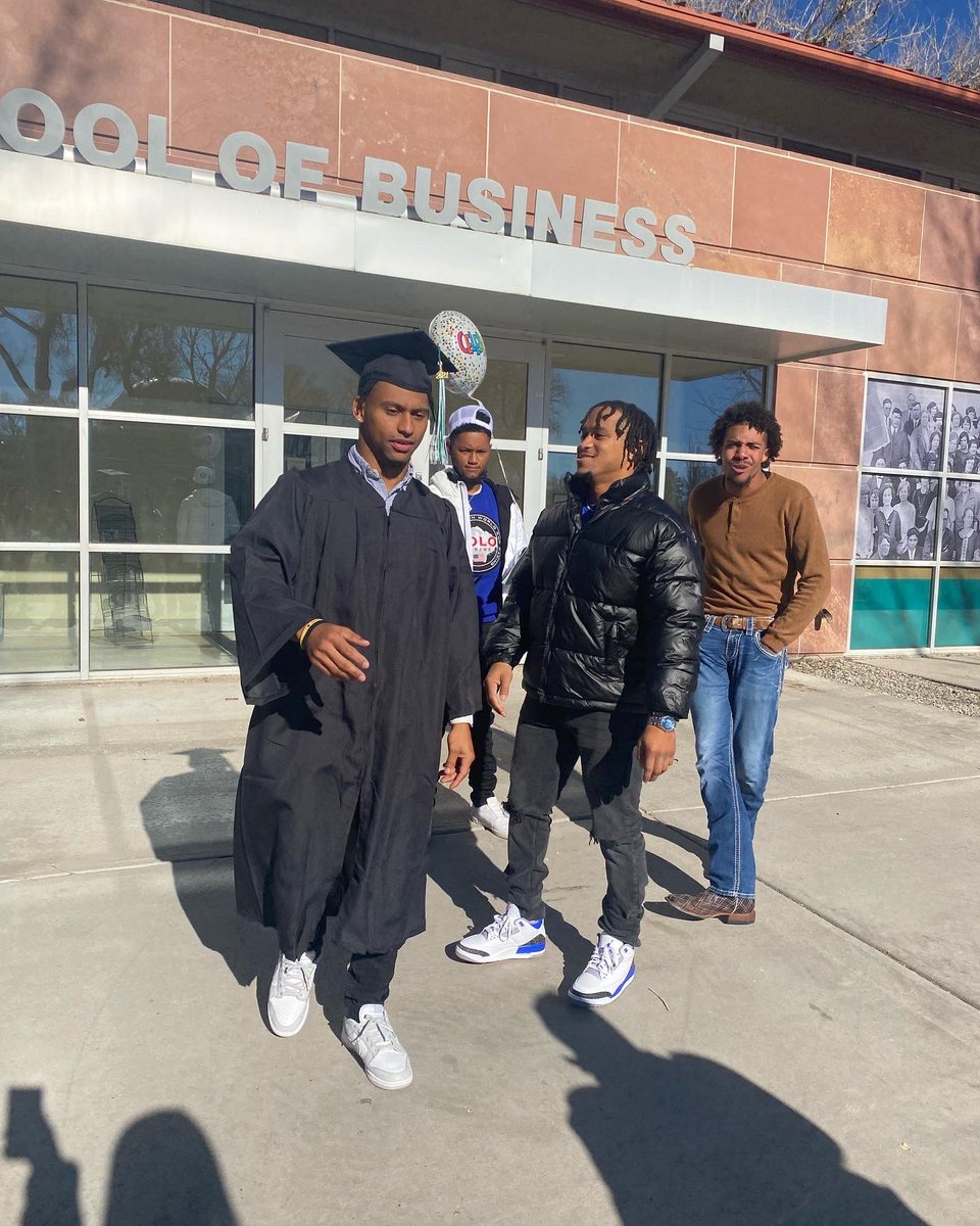 __4bloccWes's tweet photo. I’m so proud of you lil bro and I know pops looking down smiling right now🙏🏾💙🤞🏾🎊 https://t.co/kOd5F5fWqR