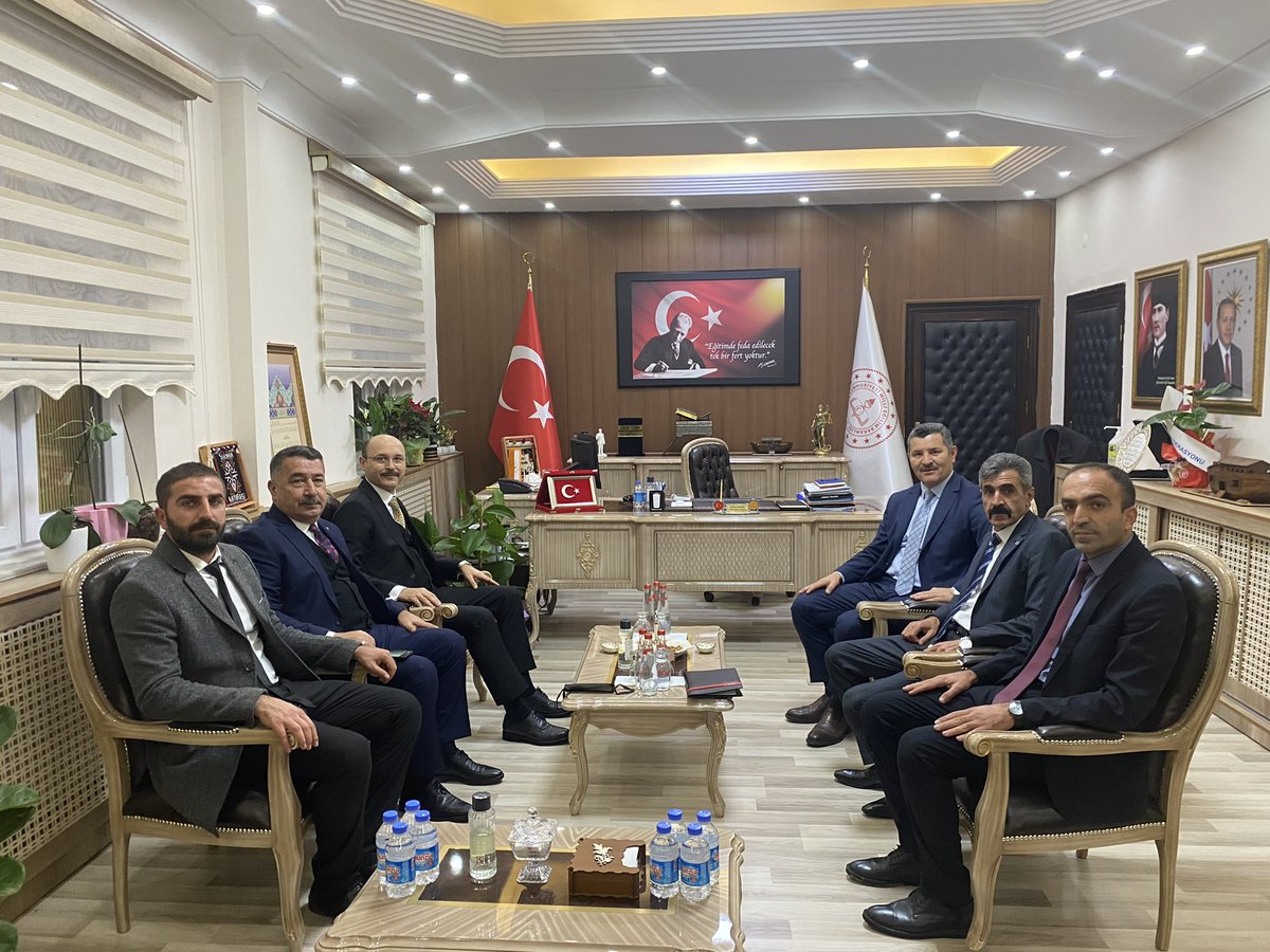TalipGeylan06's tweet photo. Genel Başkan Yardımcımız Yaşar Şahindoğan ile birlikte Şırnak İl Milli Eğitim Müdürü Sayın Ahmet Özdemir’i makamında ziyaret ederek görüş alışverişinde bulunduk.
Şırnak eğitimine hizmet noktasında iyi niyetli gayretine şahit olduğum Sayın Özdemir’e başarılar diliyorum. https://t.co/Kf8RED9LZi