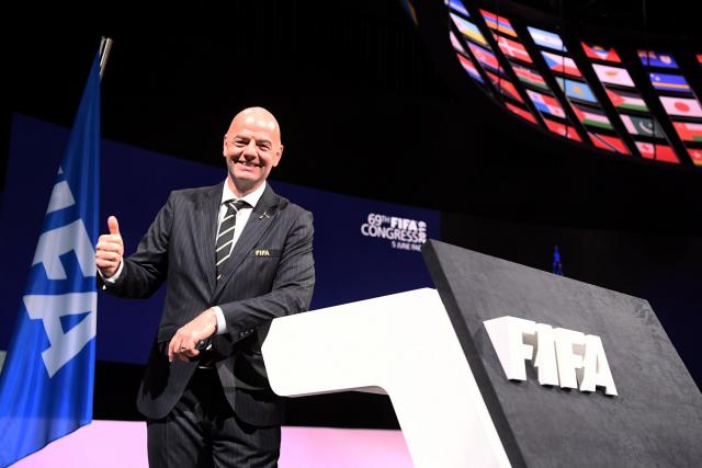 lequipe's tweet photo. La FIFA s'est dite prête ce lundi à verser 16,8 millions d'euros supplémentaires sur 4 ans à l'ensemble de ses 211 fédérations, sur la base de ses revenus calculés si la Coupe du monde avait lieu tous les 2 ans. https://t.co/Fx41PEYMQK https://t.co/9WDLDZKsWI
