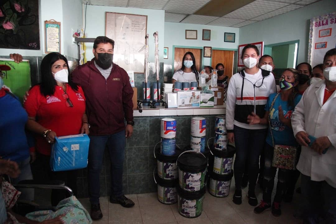 ErnestoLunaPsuv's tweet photo. disfrutaron de servicios médicos especializados en traumatología, ginecología, cirugía general, pediatría y medicina general.

Realizamos también donativos al Consultorio Popular Viboral de un tensiómetro, un nebulizador, medicamentos y pinturas para embellecerlo. https://t.co/GKx4CMwbcw