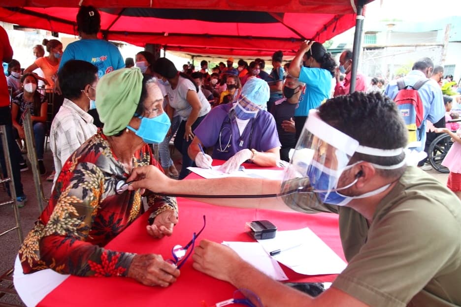 ErnestoLunaPsuv's tweet photo. disfrutaron de servicios médicos especializados en traumatología, ginecología, cirugía general, pediatría y medicina general.

Realizamos también donativos al Consultorio Popular Viboral de un tensiómetro, un nebulizador, medicamentos y pinturas para embellecerlo. https://t.co/GKx4CMwbcw