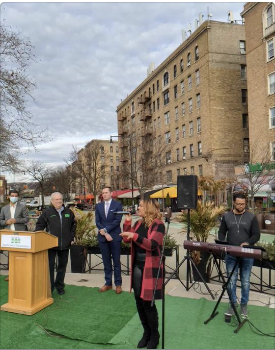 OpenPlans's tweet photo. Beautiful plazas for people? We love it, and we join our neighbors in wanting more! Quisqueya (née Dyckman) Plaza, new and fresh and ready for 2021! @ericadamsfornyc @NYCMayorsOffice #weneedmore #firsthundreddays https://t.co/oMpxDB2NkU