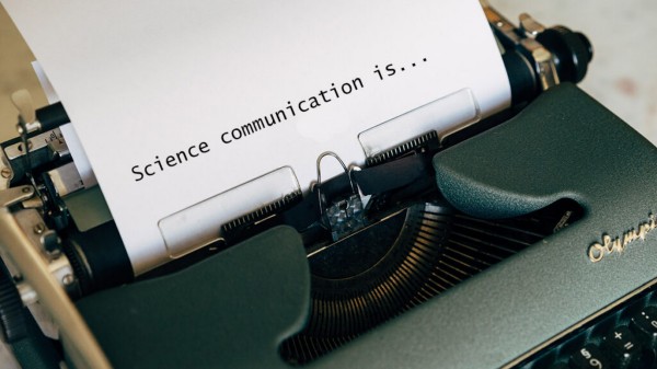 Forskningskommunikation er ofte utidssvarende og præget af envejsformidling. Det er et demokratisk problem, som belyses på et seminar arrangeret af Teknologirådet og Det Kongelige Danske Videnskabernes Selskab den 7. februar 2022.

Invitationen følger i det nye år. 

#dkpol #DBT