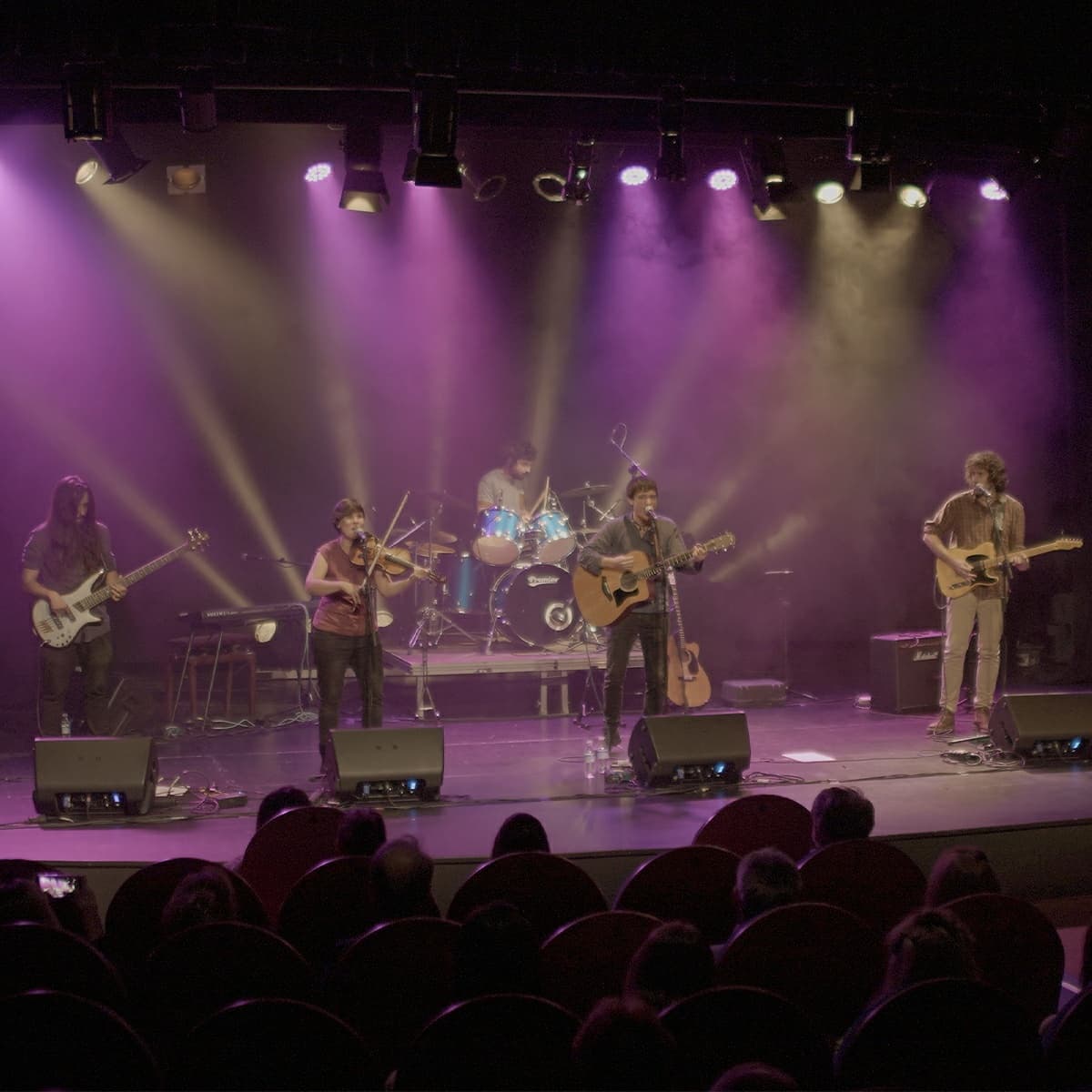 Y así me despido, feliz.
Rodeado de gente súper talentosa con la que todo suena mucho mejor.
Orgulloso.
He vuelto a patearme el país llevando bajo el brazo mi música, compartiendo, conociendo, aprendiendo.
Por eso me voy un tiempo. A sanar heridas.
🖤

📸<a href="/kikereig/">enrique reig marco</a> @musi_kike