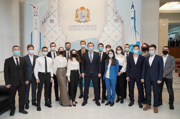 Дмитрий Азаров – Молодежному правительству: "В ваших руках – будущее региона"

sova.info/news/dmitriy-a…