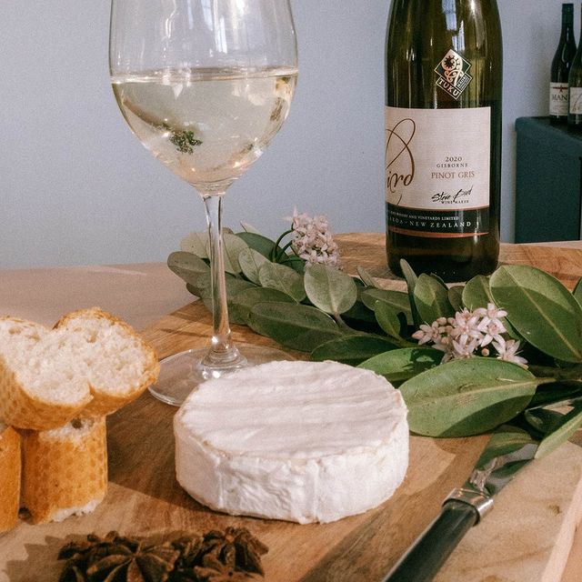 Unwind this Monday evening with a glass of @SteveBirdWines Pinot Gris. 🥂

Aromas and flavours of just cut pear and apple, offered with hints of honeysuckle and a fresh minerality. 

Click the link thewinearcade.co.uk/shop/steve-bir… to purchase and read more! 🙌

#wine