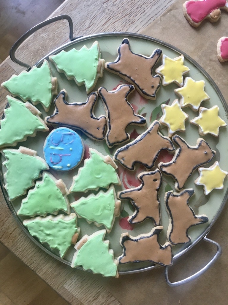 In der Weihnachtsbäckerei… 🍪🎵🍪🎵
Habt ihr schon Plätzchen gebacken? Oder vielleicht sogar schon alle wieder aufgegessen? Unsere Kolleginnen und Kollegen waren auch fleißig! Mal schauen, wie lange der Vorrat reicht… 😉