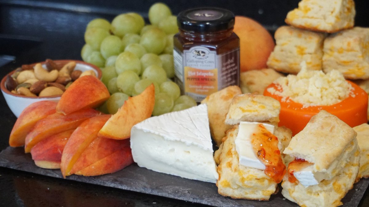 gallopingcows's tweet photo. Hot peaches, anyone? At least that’s what we nicknamed this treat board. The peaches match our Hot Pepper Spread and the cheddar biscuits. Add some mixed nuts and green grapes to offset your color and flavor choices.#fancysnacks #easysnack #pepperjelly #smallgroup https://t.co/cGRblDeMqj