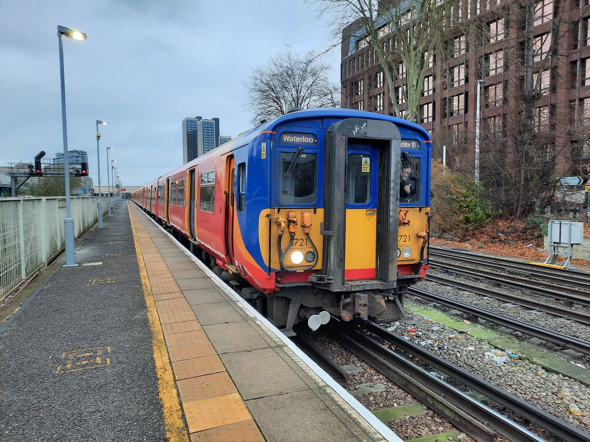 TTrains40's tweet photo. Just had a great dayout at Weybridge on the SWML and just rode my first and possibly final Class 455 from Woking. Here is my 455 at Woking with a friendly driver driving. @SW_Help #Trains #Railway #Class455 #Trainspotting #Traintravel #Class456 https://t.co/caa9NoOzgK