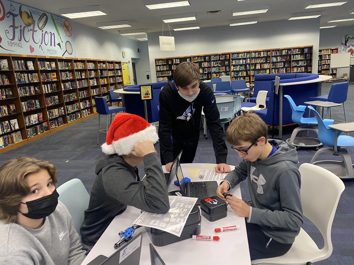 BearsIMC's tweet photo. 8th grade students completing a grammar breakout! Collaborating, communicating and critically thinking together! @EtownAreaMS https://t.co/riq3MDrQQL
