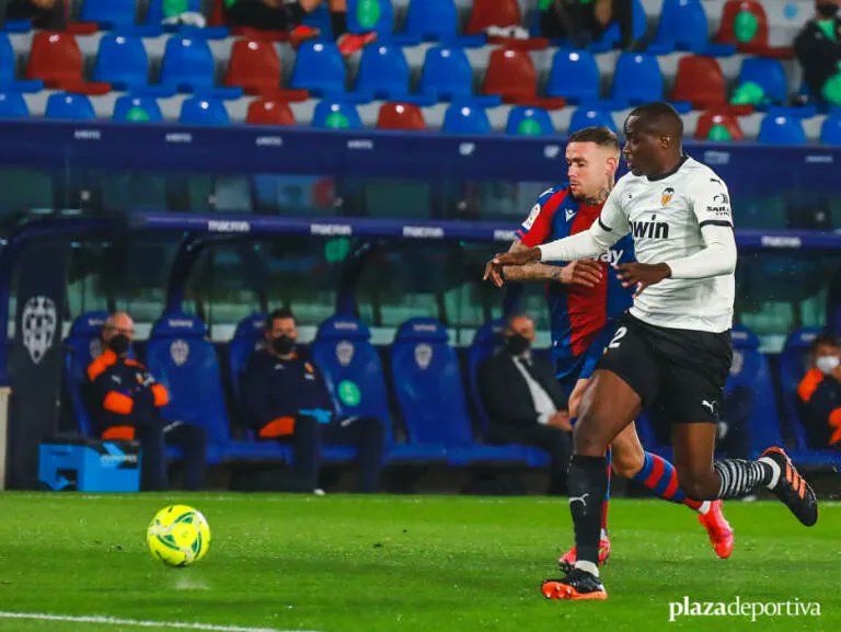 plazadeportiva_'s tweet photo. #LevanteVCF | Diakhaby quiere cambiar su 'cara de los derbis' https://t.co/kI5JZjG7XF https://t.co/rnTKc0cJvl