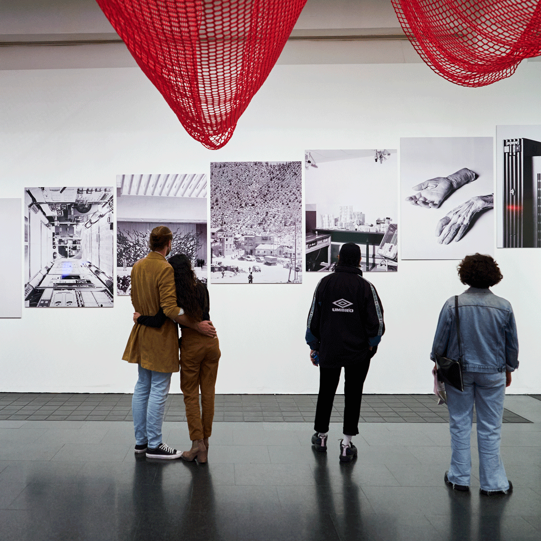 L'exposició "Apunts per a un incendi dels ulls" del <a href="/MACBA_Barcelona/">MACBA | Museu | BCN</a> inclou un gran ventall de disciplines, com ara la pintura, l'escultura, el treball amb paper, la videoinstal·lació, la performance, la fotografia i el tèxtil 🔥

 Gaudeix-la amb articketbcn.org