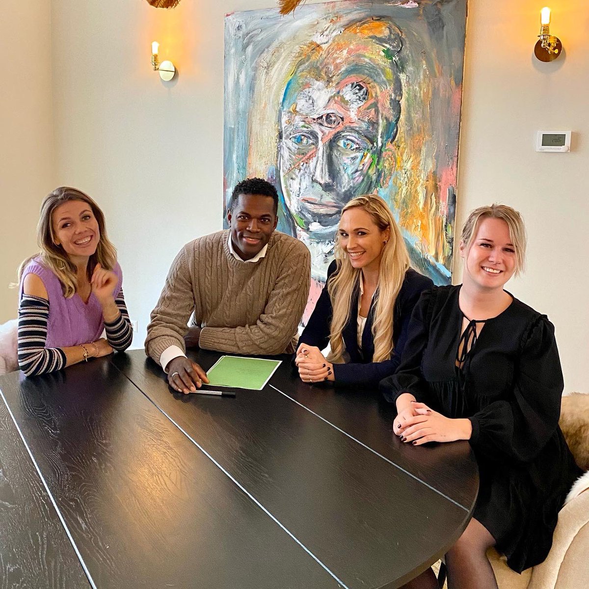 Ik heb een groot hart voor kinderen, en het is mijn missie om kinderen sterker te maken, zowel mentaal als fysiek. Daarom ga ik een mooie, inspirerende boekenserie, voor kinderen (en hun ouders) uitbrengen in samenwerking met het super gave team van @truecolorspublisher