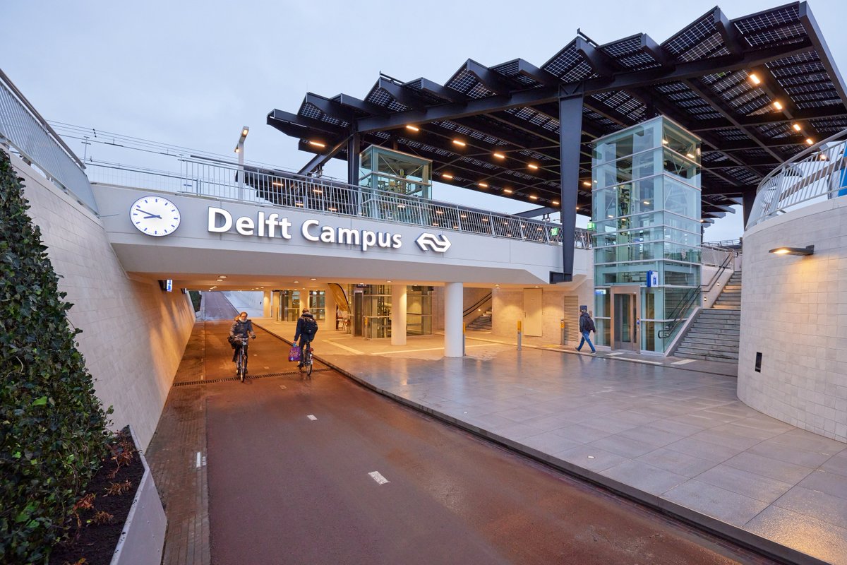 Het vernieuwde station Delft Campus is sinds vandaag officieel in gebruik voor reizigers. 
Het eerste energieneutrale station in Nederland is daarmee een feit. Het station wekt net zoveel energie op als dat het verbruikt. ☀ Lees meer:  bit.ly/3qaRpMX #Delft