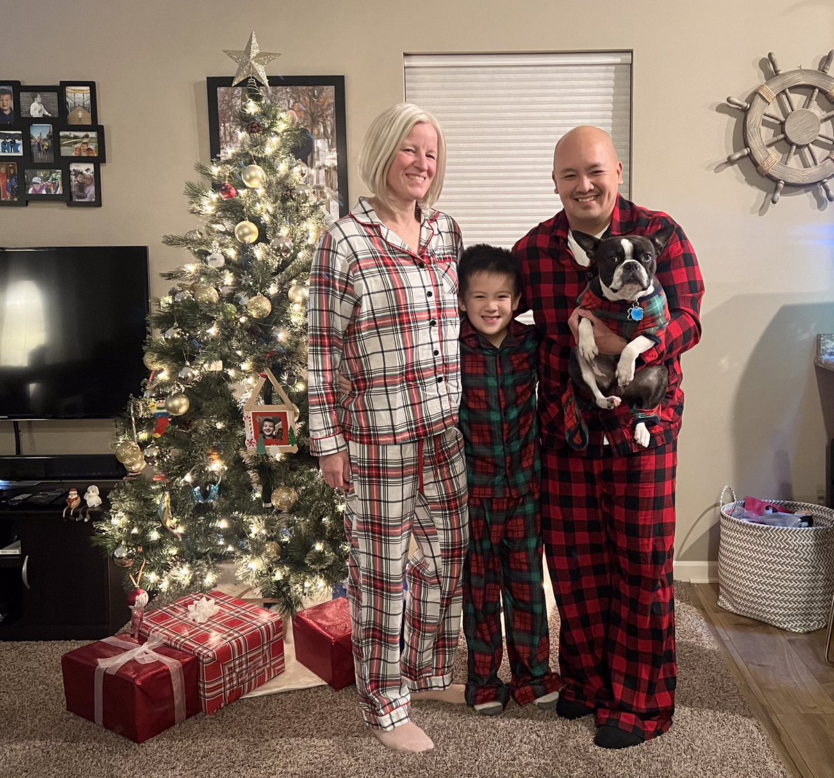 namtkd1's tweet photo. From our family to yours, wishing you all peace &amp; joy this holiday season! https://t.co/VF6Eo0KjPt https://t.co/fZdiDie6OD