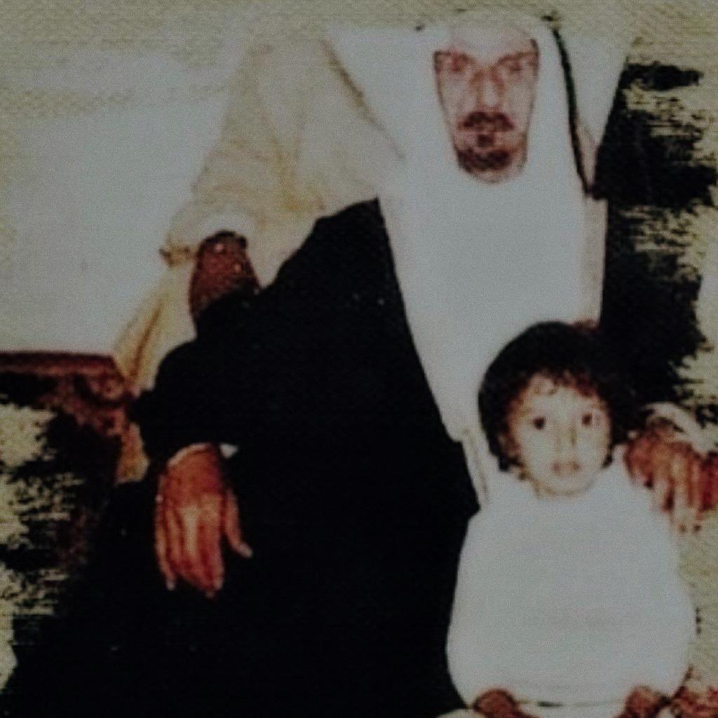 فأعظمُ مجدي كانَ أنَّكَ لي أبٌ، وأكبَرُ فخري كان قولُكَ: ذا ابني
أقولُ "لو أني" كي أبرِّدَ لوعَتي فيزدادُ شَجوي كلَّما قُلتُ "لو أني".

رحمك الله رحمة الكرام البرره  وأنزلك منازل الصالحين وجعلك المولى عز وجل في أمانه وضمانه ومن أهل خاصته 🤲🏻