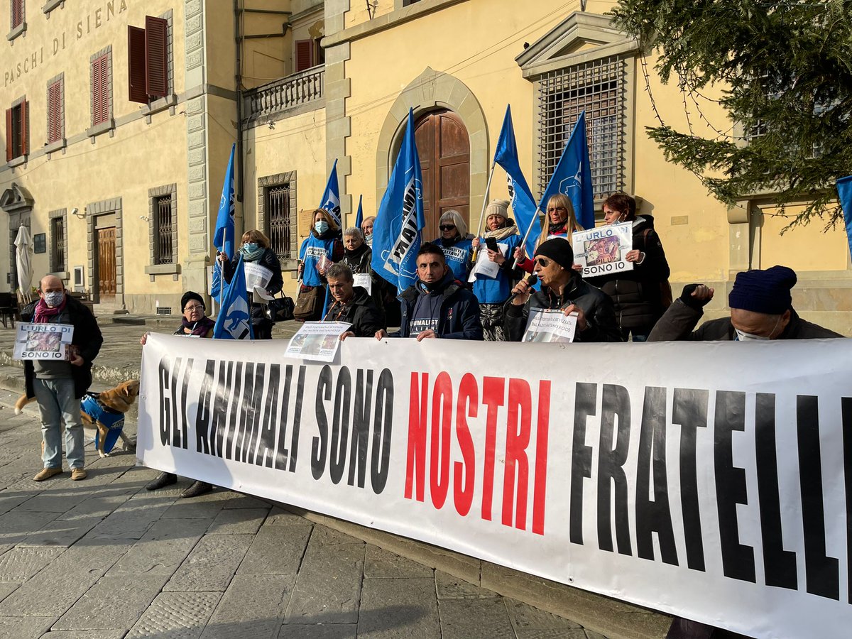 Animalistiitaly's tweet photo. Oggi siamo stati al Tribunale di #Pistoia per il processo contro Gaetano Foco che seviziò e uccise la povera cagnolina Pilù per vendicarsi dell'ex fidanzata.
Il 9 giugno 2022 si avrà la sentenza definitiva. 

📷 Photogallery dalla manifestazione "Giustizia per #Pilù" 👇 https://t.co/bZQvnCFJtT