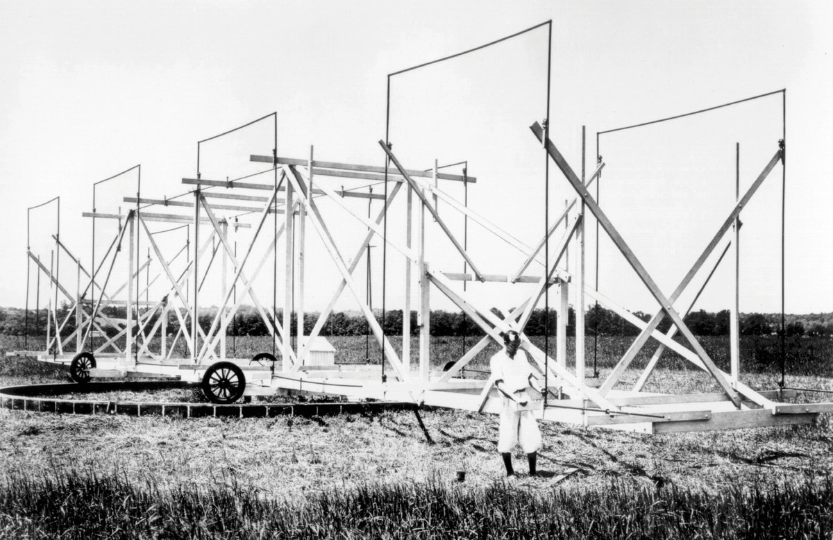 QuantaMagazine's tweet photo. In 1931 a researcher at Bell Labs named Karl Jansky accidentally discovered radio waves from space with an enormous antenna intended to improve Earth-bound radio communication. https://t.co/kw9iXd3Sn4 https://t.co/JHNnc6sFwS