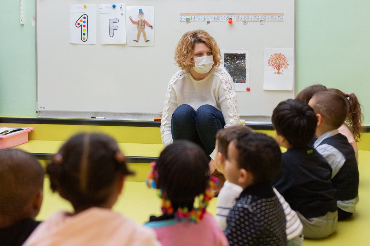 Petit_Quevilly's tweet image. Distribution de livres dans les écoles ! 📚

Crèches, écoles maternelles et élémentaires : tous les enfants ont reçu un livre offert par la Ville. Album pour les petits, roman pour les plus grands : au total, près de 2400 ouvrages ont été distribués aux jeunes quevillais. 🎁