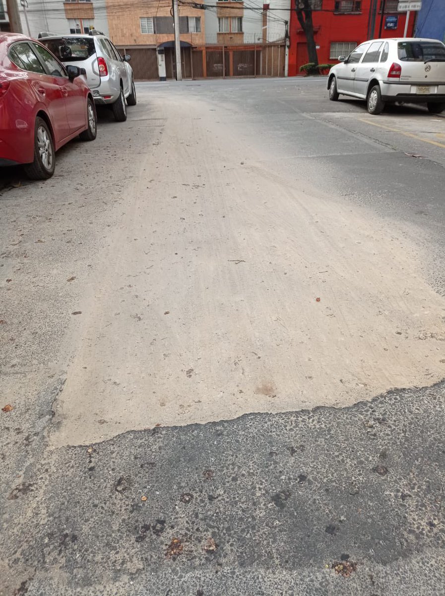 isa_pgz's tweet photo. @AlcaldiaBJ @SacmexCDMX @STaboadaMx @SolucionesBJ @locatel_mx  Luego de varios meses, hace algunas semanas “arreglaron”este hundimiento, la tierra sigue volando y ensuciando toda la calle ¿Por que no se hacen bien las cosas? Vertiz Narvarte, todo es a medias… https://t.co/DAOkaGwC5q