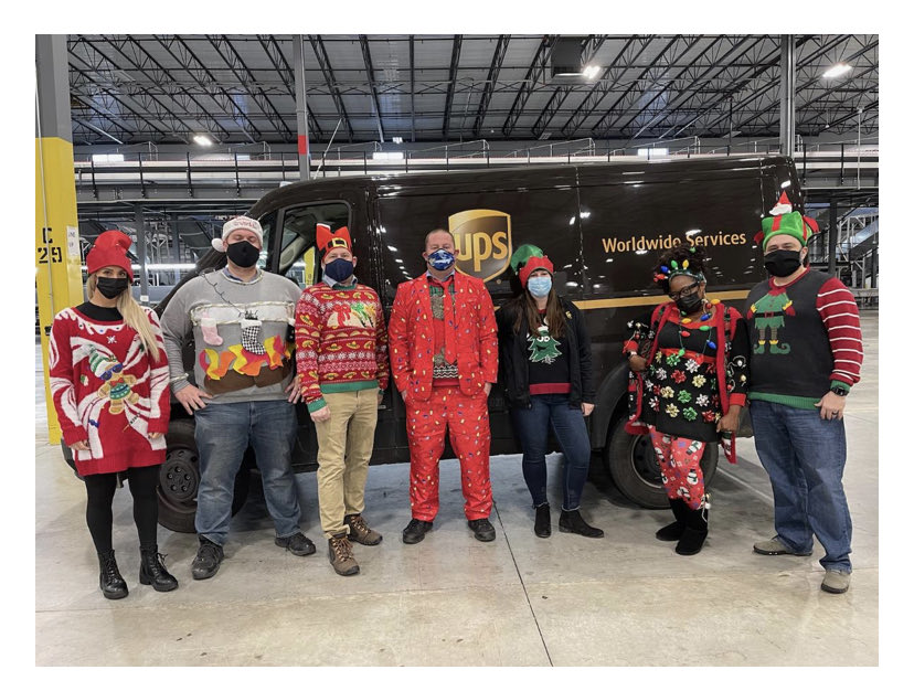 The Tatamy center taking their holiday spirit to another level! ⁦<a href="/MidAtlUPSers/">Mid Atlantic UPSers</a>⁩ #peak2021