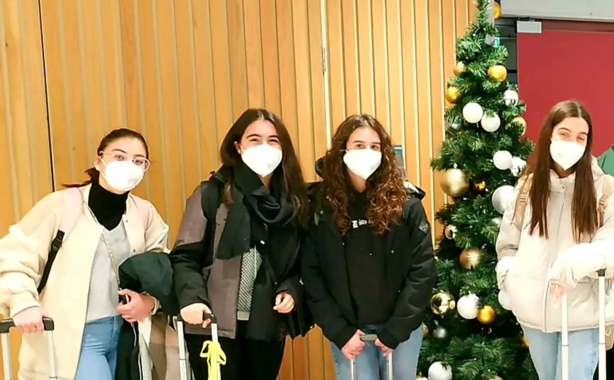 speakgoidiomas's tweet photo. #AñoEscolar #Irlanda🇨🇮  Nuestros alumnos y alumnas ya están en #Dublín para emprender su vuelo de regreso a casa por #Navidad
Somos una agencia de madres creada para la tranquilidad de los padres. 📧Info@speakandgoidiomas.com  91.425 01 20 #Inglés #Idiomas #AprendeInglés https://t.co/izovpWDvHj