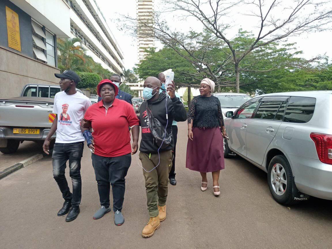 BuffaloSoldierA's tweet photo. #KayungaByElection
Security operatives clobbered people bc of an election…🙄 Their C.I.C (king of violence) posturing himself mbu speaking up against #HumanRightsViolations & the uncountable #CrimesAgainstHumanity in a bid for legitimacy… #Kayunga4Nakweede!
Wamma safe travels✈️ https://t.co/s8j8MyEx9B