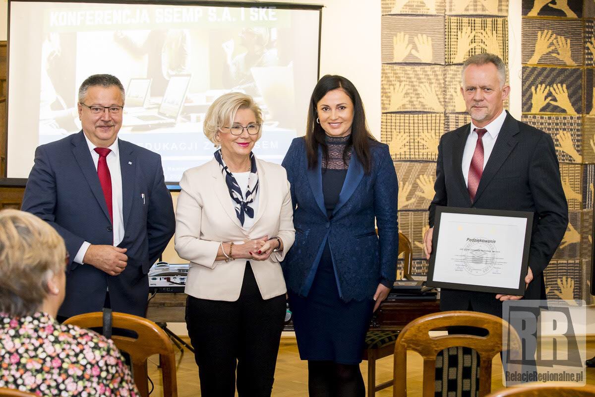 MarzenaMachalek's tweet photo. Dziękuję Kamiennogórskiej Specjalnej Strefie Ekonomicznej Małej Przedsiębiorczości za doskonałe wpisywanie się w działania @MEIN_GOV_PL, w zakresie współpracy pracodawców ze szkołami i uczelniami. ���🏻 

#SSEMP #współpraca #edukacja #praca #KamiennaGóra #kształceniezawodowe https://t.co/YpKhPcftJh