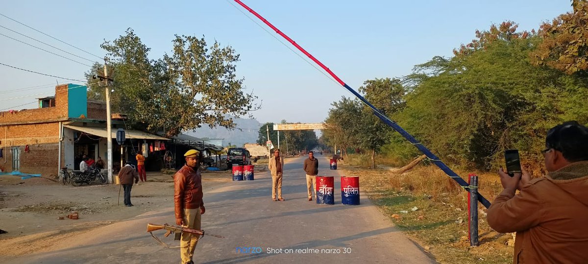 bandapolice's tweet photo. #bandapolice पुलिस अधीक्षक बांदा के निर्देशन में आगामी विधानसभा चुनाव-2022 के दृष्टिगत अंतर-राज्यीय व अंतर्जनपदीय सीमाओं पर लगाए जा रहे हैं बैरियर
#UPPolice 
#अभिनंदन https://t.co/VY0QpFpvia