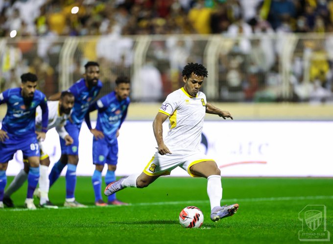 📸 التااااريخ في “صورة ”..🥇
مبرووووك ياعميد 🤩💛
بنختار 3 يفوزون بتيشيرت شريكنا نادي #الاتحاد 
 فولو وريتويت وتستاهلون يانمور 🔥🐅

#الاتحاد_الفتح