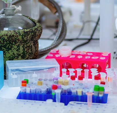 sciencemon_ru's tweet photo. Тест-система для оперативного выявления коронавируса, созданная в Институте химической биологии и фундаментальной медицины СО РАН, зарегистрирована в Росздравнадзоре и допущена к обращению на территории Российской Федерации
https://t.co/hb8iIIz5kI https://t.co/8k1QlX2O9w