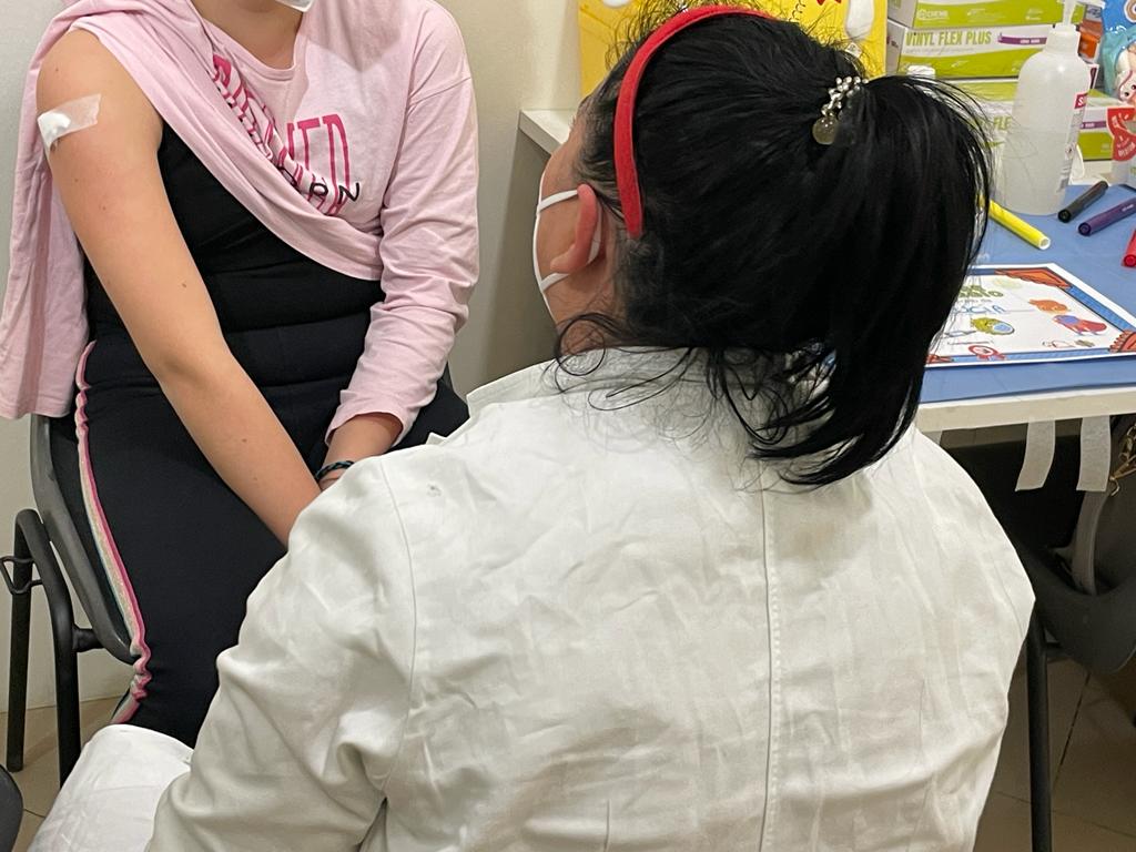 TgrRaiVdA's tweet photo. Al via le #vaccinazioni pediatriche nell'hub di #Pollein per i bambini dai 5 agli 11 anni: 40 i prenotati oggi. Presenti anche i #clowndottori di @MissioneSorriso
#vaccini #bambini https://t.co/R8KDCwSZ7g