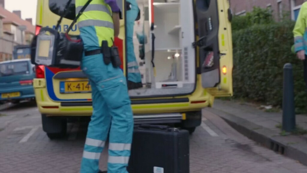 <a href="/sylvana/">sylvana</a>  en @renevnleeuwen lopen mee met de harde werkers van <a href="/ambulancerr/">Ambulance Rotterdam-Rijnmond</a> ! 🚑🩺 #linkinbio #DFJW instagr.am/p/CXtemNiIbGT/