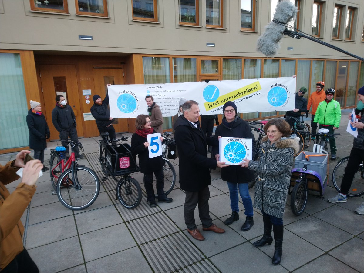 stadtweimar's tweet photo. Oberbürgermeister Peter Kleine hat am Montag Unterschriftslisten mit rund 5.500 Unterschriften der Initiative Radentscheid Weimar entgegengenommen: https://t.co/NcIPrH1GEo https://t.co/wjS8QOWime