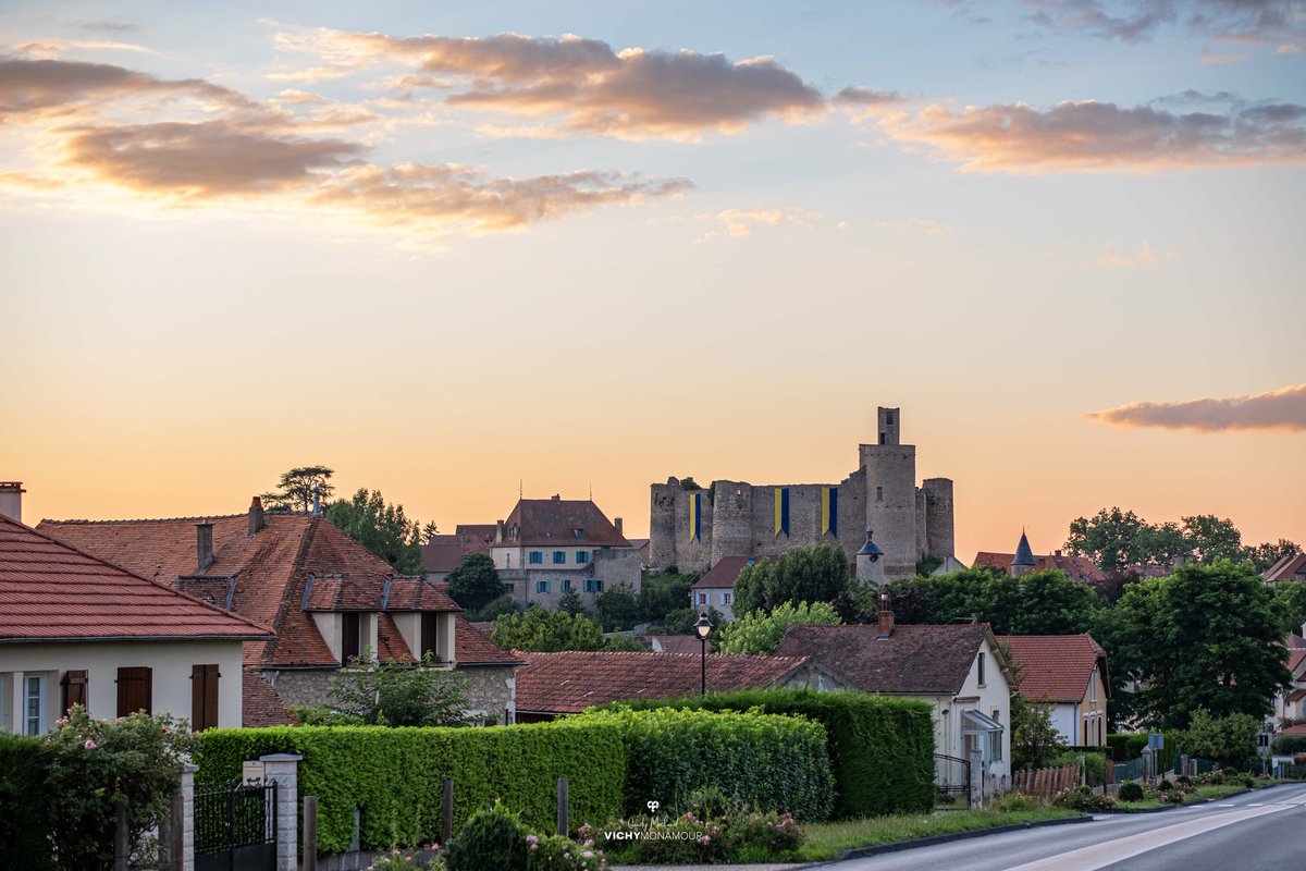 VichyDesti's tweet photo. Le village de Billy obtient le label "Petites cités de caractères". C'était une évidence pour nous mais c'est désormais officiel, le village de Billy est classé petite cité de caractère par le label éponyme.
ℹ️ En apprendre un peu plus sur Billy : https://t.co/aqvdtQzWcT https://t.co/vt3jSRo14o
