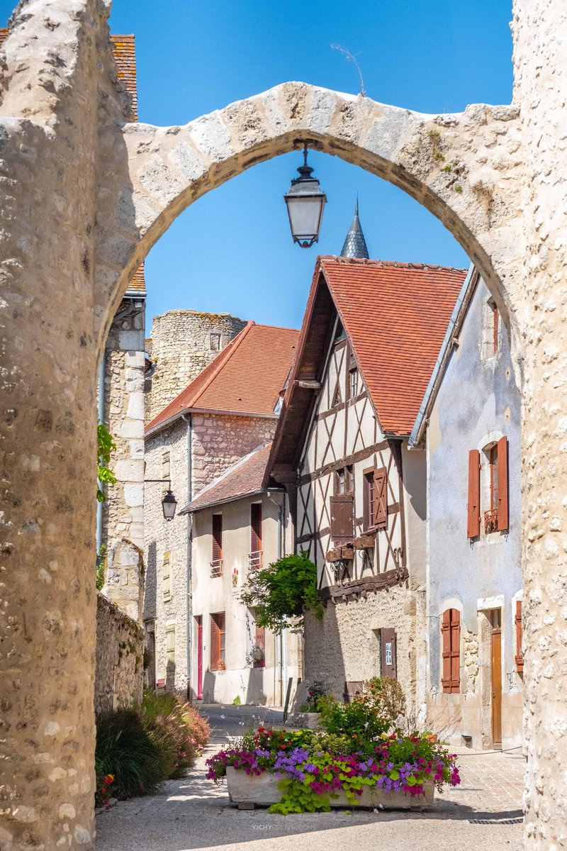 Le village de Billy obtient le label "Petites cités de caractères". C'était une évidence pour nous mais c'est désormais officiel, le village de Billy est classé petite cité de caractère par le label éponyme.
ℹ️ En apprendre un peu plus sur Billy : vichy-destinations.fr/patrimoine-cul…