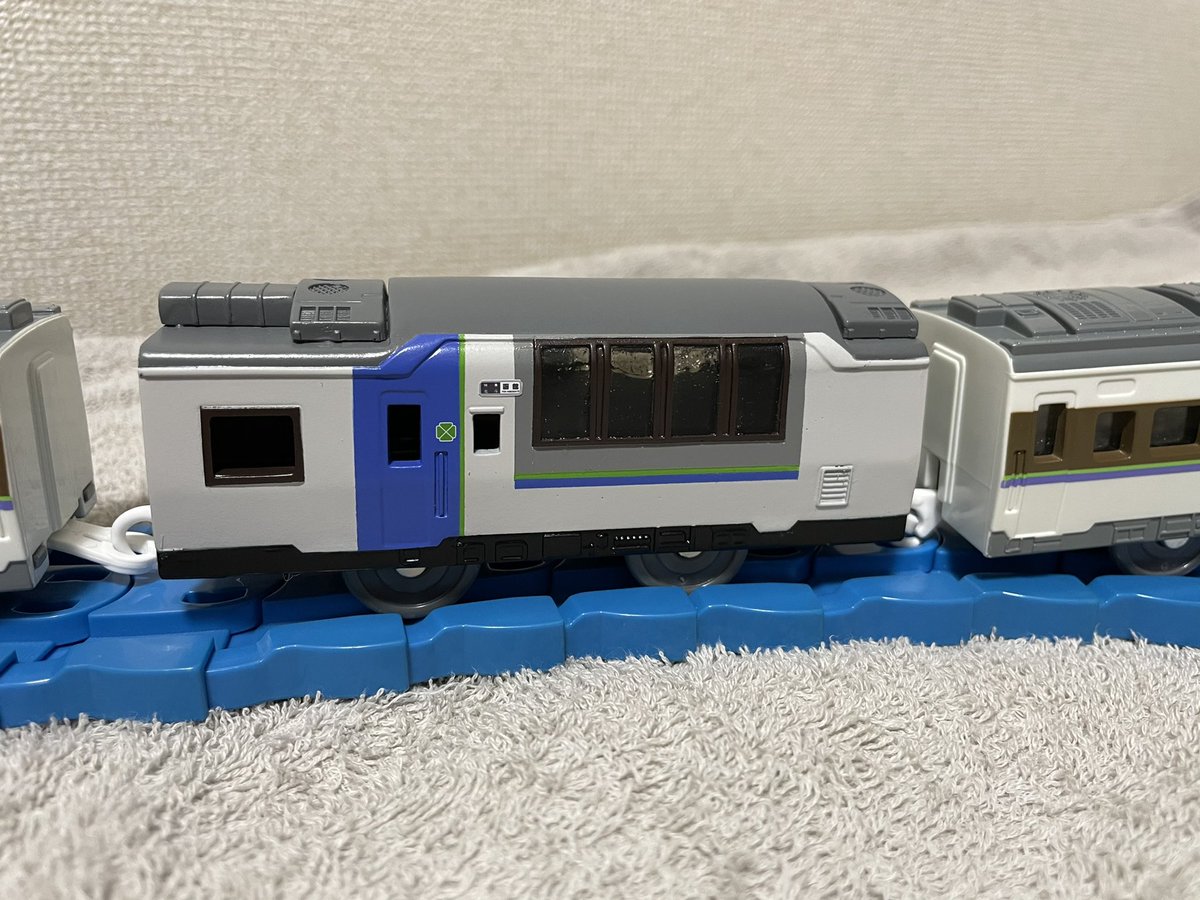 485_183_523d's tweet photo. 新作
キロ182-500 (HET色)
完成しました。
とかち色同様レジン車体です。
透明レジンで無色の成形色にスモーク塗装で窓を表現しました。

透明度を高くすると気泡、裏側が目立って汚くなるのが悩みどころです。
載せ替え前の北斗等、遊び方が広がります。

#プラレール
#改造プラレール
#キハ183 https://t.co/Sx4M4JUWj7