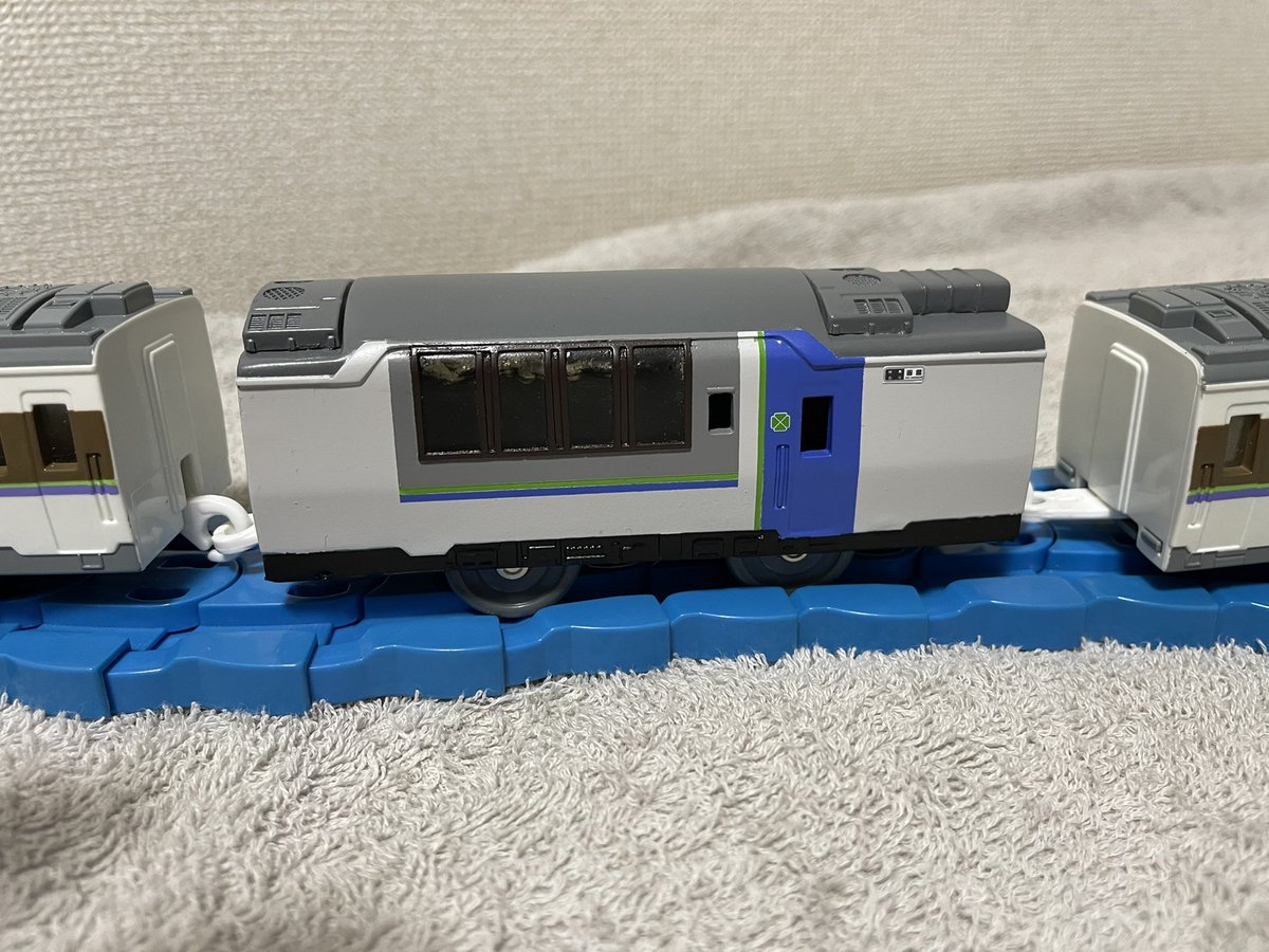 485_183_523d's tweet photo. 新作
キロ182-500 (HET色)
完成しました。
とかち色同様レジン車体です。
透明レジンで無色の成形色にスモーク塗装で窓を表現しました。

透明度を高くすると気泡、裏側が目立って汚くなるのが悩みどころです。
載せ替え前の北斗等、遊び方が広がります。

#プラレール
#改造プラレール
#キハ183 https://t.co/Sx4M4JUWj7