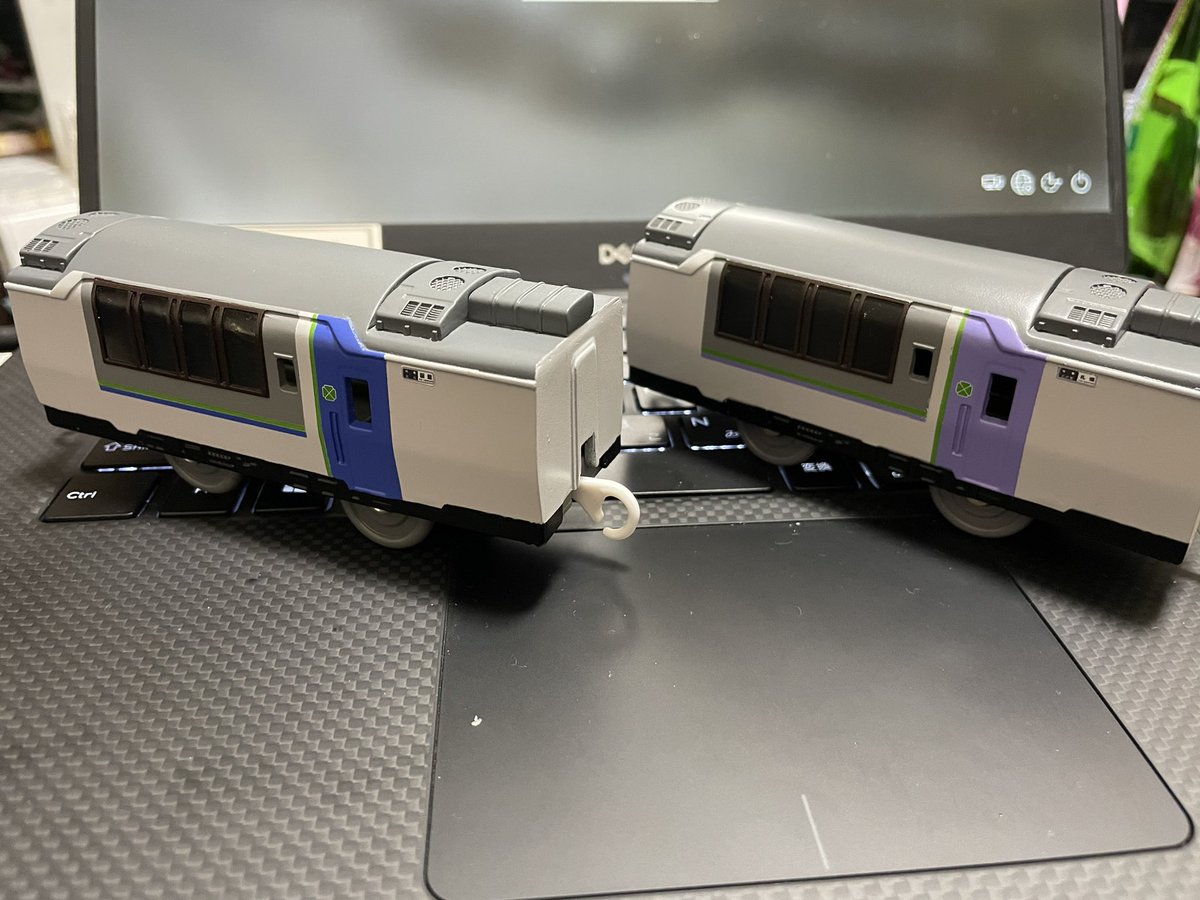 485_183_523d's tweet photo. 新作
キロ182-500 (HET色)
完成しました。
とかち色同様レジン車体です。
透明レジンで無色の成形色にスモーク塗装で窓を表現しました。

透明度を高くすると気泡、裏側が目立って汚くなるのが悩みどころです。
載せ替え前の北斗等、遊び方が広がります。

#プラレール
#改造プラレール
#キハ183 https://t.co/Sx4M4JUWj7
