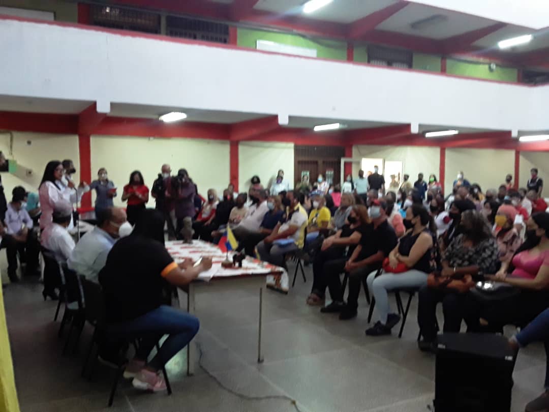 Autoridad Única de Educación Prof. <a href="/leoalvacabrera/">Prof. Leonardo Alvarado</a> de la mano con el equipo de gestión de la @ZE_Aragua  en un gran encuentro productivo con la Gob. <a href="/Soykarinacarpio/">Karina Carpio</a> ¡En Aragua la Educación no se detiene! #EarleHerreraPorSiempre <a href="/NicolasMaduro/">Nicolás Maduro</a> <a href="/_LaAvanzadora/">Yelitze Santaella</a> @MPPEDUCACION
