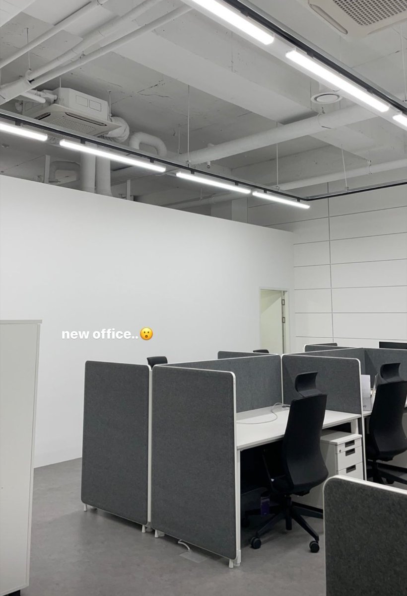 Brb4E's tweet photo. #NNGstudio new office! Congrats 🎉💚🍒
thanks for your hard work NNG team❤️
#LOEYxStudioNNG
#CHANYEOL #찬열 #朴灿烈
(© nng's camera women). https://t.co/7at9KNwjfe