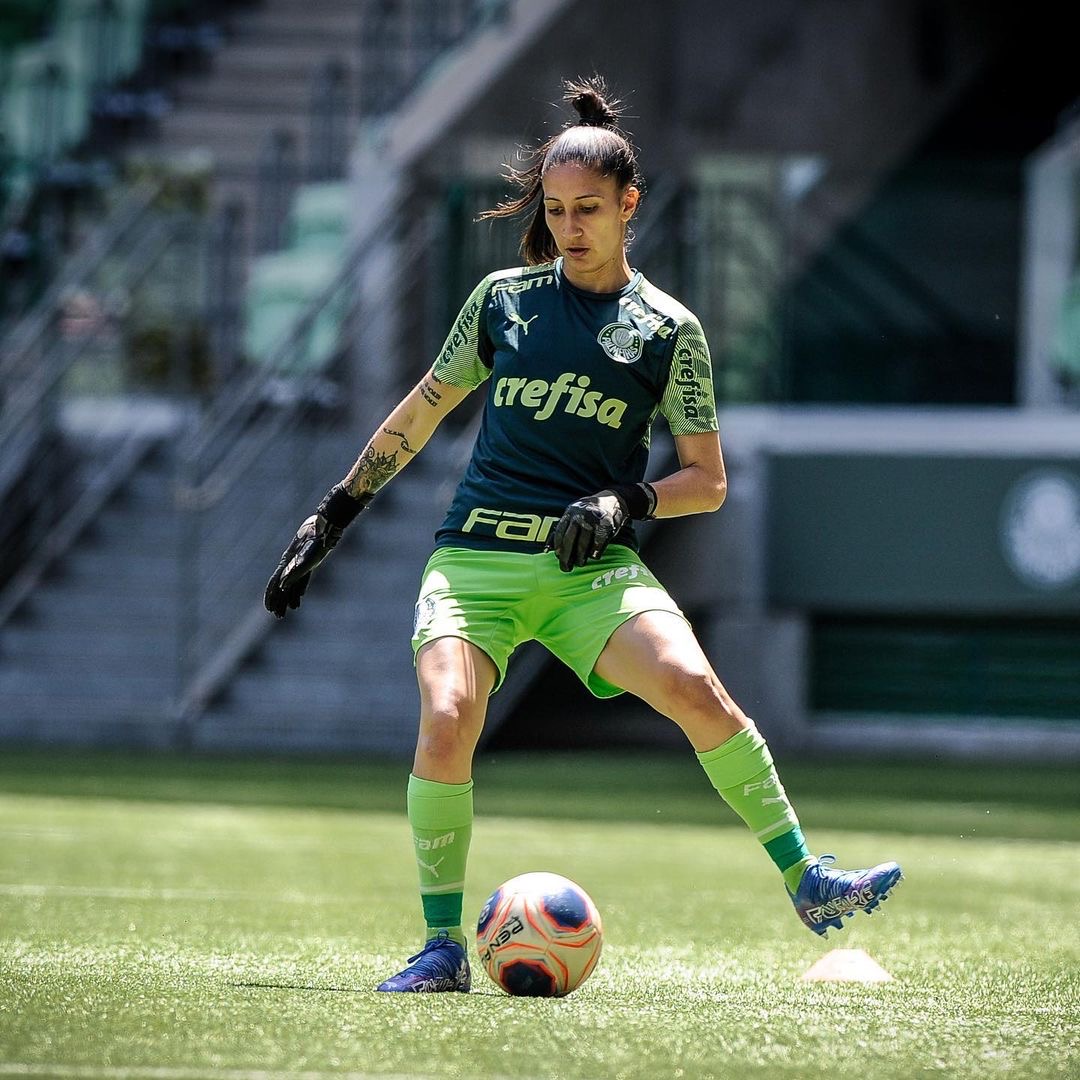 🔥 Jully Silva from SE Palmeiras 🧤  in BU1 ARMY gloves 🔥 Looking sharp - isn´t she ? #bu1family

#goalkeepergloves #goalkeeping #portiere #portero #goalie #gk #goalkeeper