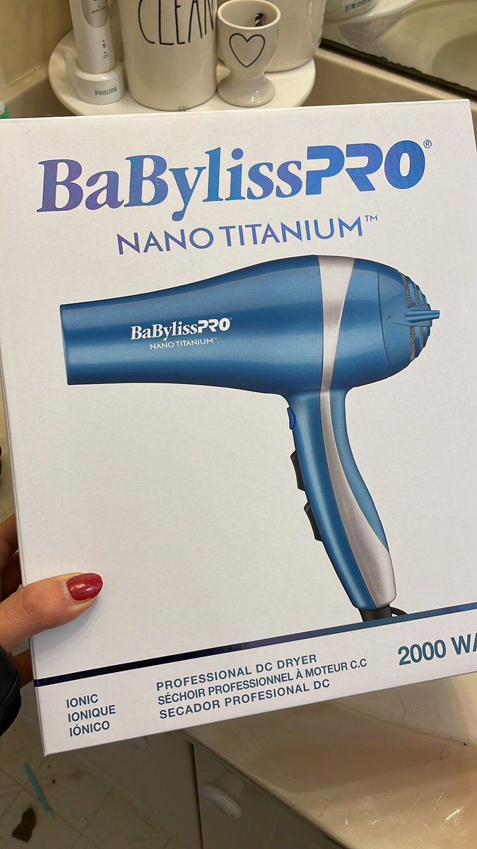 Danasian_'s tweet photo. This is the product! No part of it lists temp or a warning that says YOUR HAIR MAY SINGE OFF USING THIS PRODUCT #babyliss https://t.co/AhdsTIQVc4