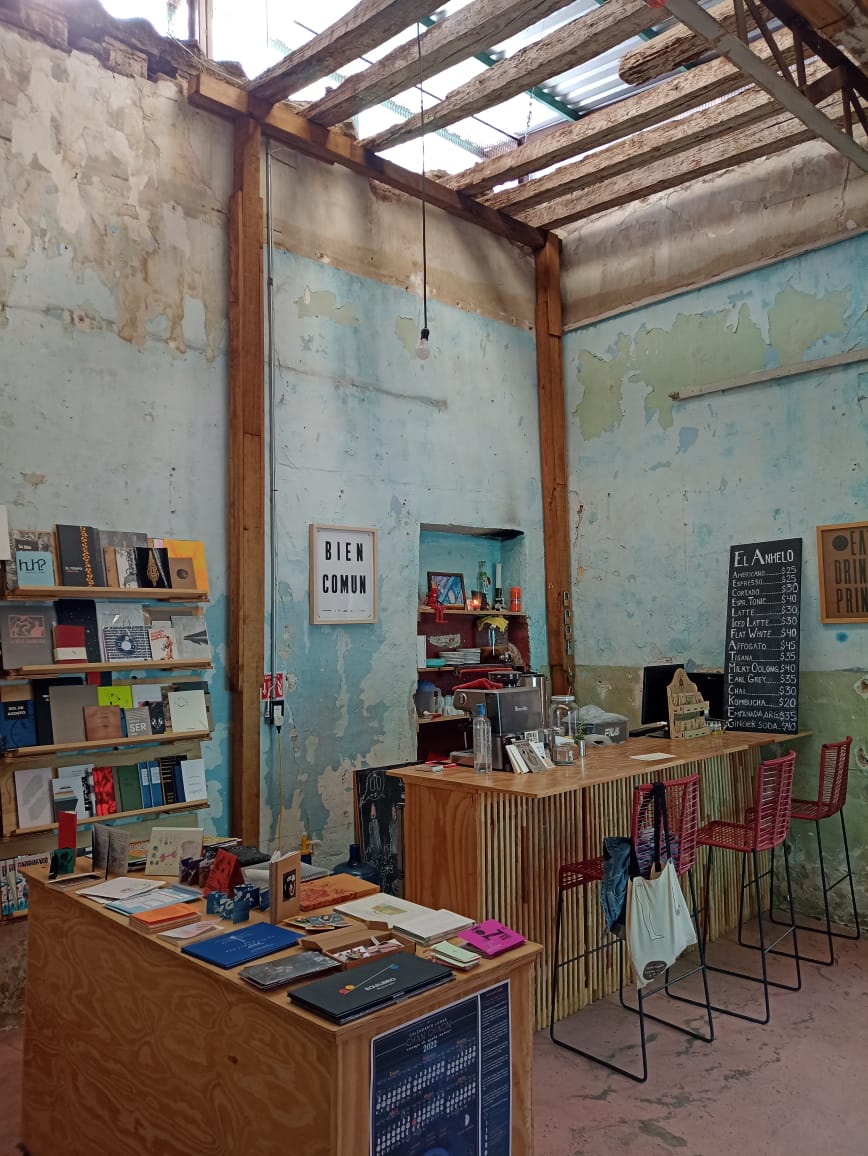 ¡Estrenando maravilloso punto de venta en Oaxaca!

Librería <a href="/el/">ELEAGUE_has_moved</a>.anhelo.oax 
<a href="/matamoros/">Carlos Matamoros</a>.404.oaxaca 

La creación híbrida en videodanza
Compilación y edición: @paulinaruizcarballido y <a href="/ximena/">Ximena Bruno</a>.monroy.rocha
Editorial UDLAP

#AgiteYSirva #Libros #Danza #Videodanza #CoreoCinema