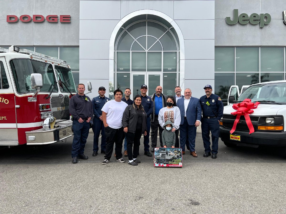JcdOntario's tweet photo. When we learned of Alma's story, we knew we had to act fast! 💕 We worked alongside the Ontario Fire Department and the Spark of Love toy drive to give her and her children a 12-seater van and all the gifts they needed for a wonderful holiday season. 🌟✨ #JCDRFOntario #Community https://t.co/mY9COLVXnI