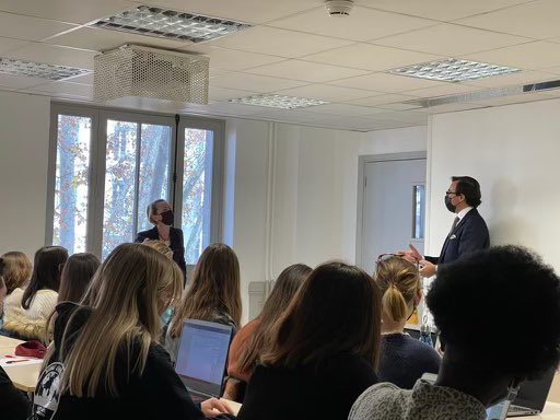 AEDNEI3's tweet photo. Vendredi dernier, les étudiants du master 2 ont eu la chance d’avoir une présentation du métier de généalogiste avec Paul Lauriau, Claire Euvrard et Stephane Butty. 
Un grand merci à @Coutot_Roehrig pour avoir offert un code civil à chaque étudiant de la promotion ! https://t.co/3S5jFcvgzM