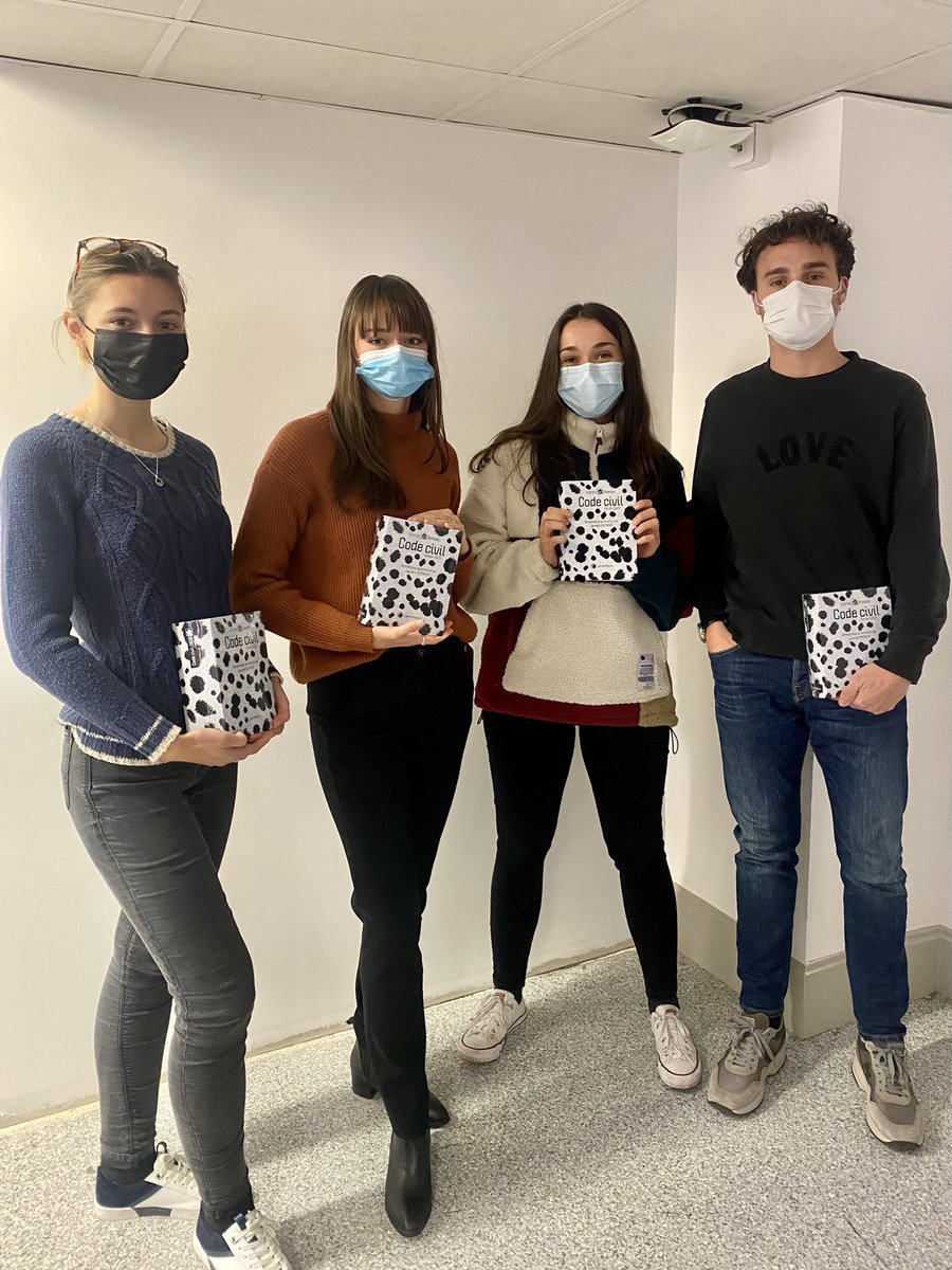 AEDNEI3's tweet photo. Vendredi dernier, les étudiants du master 2 ont eu la chance d’avoir une présentation du métier de généalogiste avec Paul Lauriau, Claire Euvrard et Stephane Butty. 
Un grand merci à @Coutot_Roehrig pour avoir offert un code civil à chaque étudiant de la promotion ! https://t.co/3S5jFcvgzM