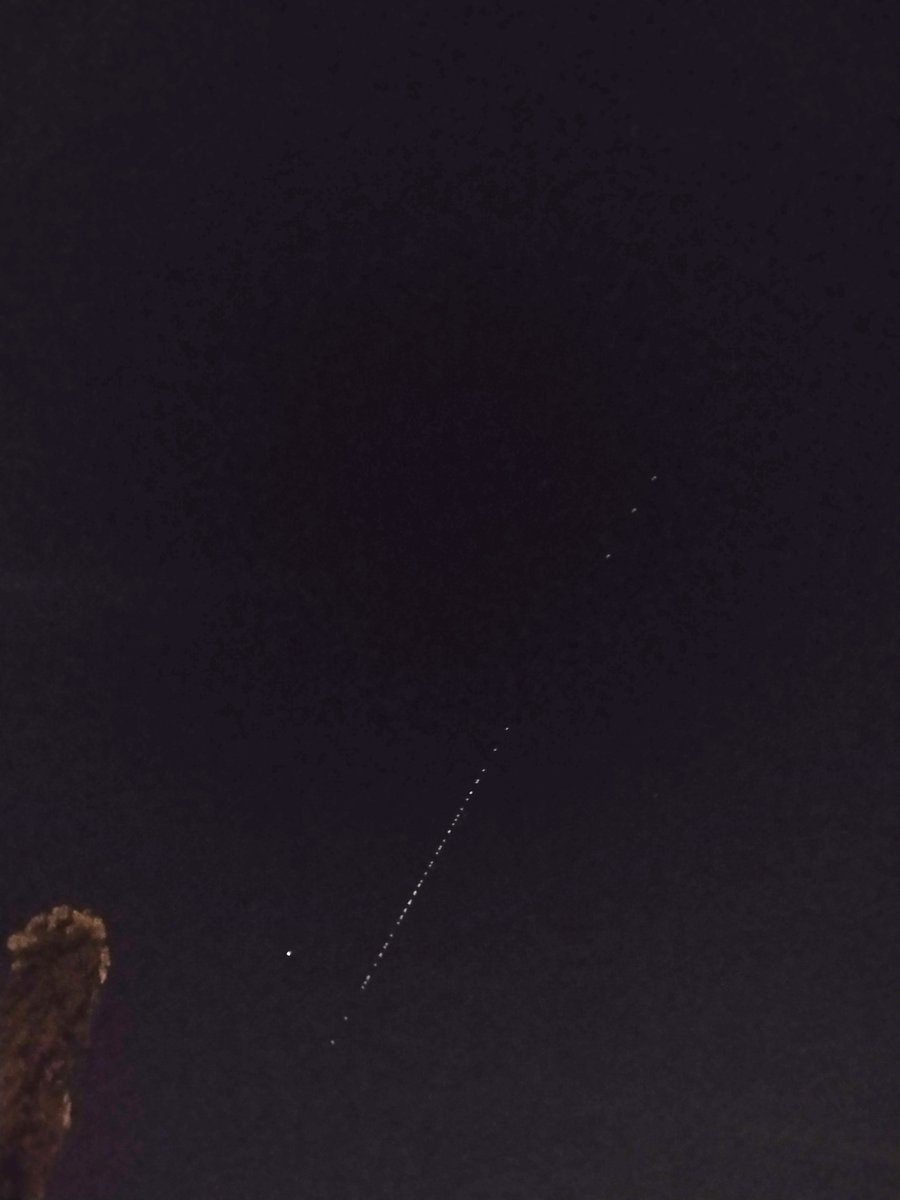 vasantvp24's tweet photo. Spotted Starlink satellites. https://t.co/DBfPH6p0NA
