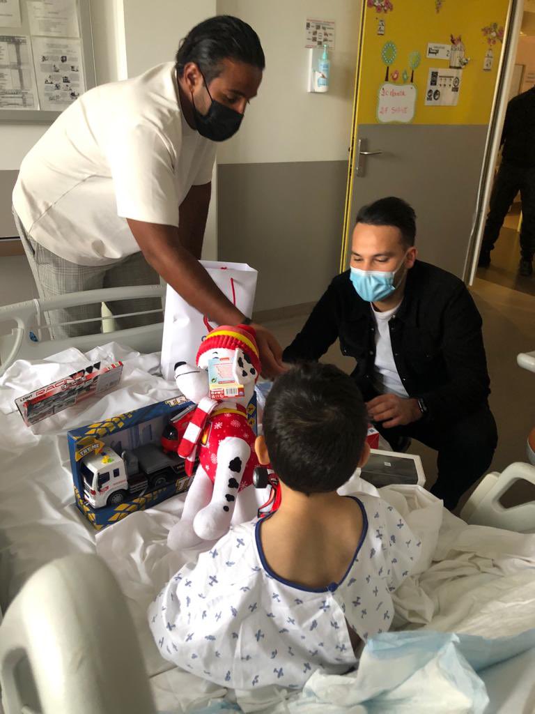 mohamedbouhafsi's tweet photo. Magnifique après midi à l’Hopital Robert Ballanger de Aulnay Sous Bois auprès des enfants malades pour @CEKEDUBONHEUR ! Des cadeaux pour des enfants qui ne peuvent pas fêter Noël à la maison. Bravo à tout le service pédiatrique de l’hôpital et pour leur engagement. Bravo #CDKB ♥️ https://t.co/mgxrFggOub